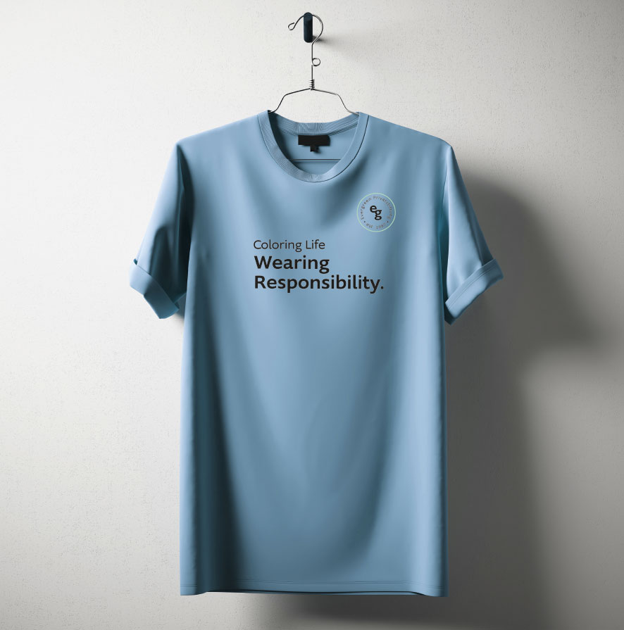 Blaues T-Shirt, mit Logo und Schriftzug: Coloring Life Wearing Responsibility