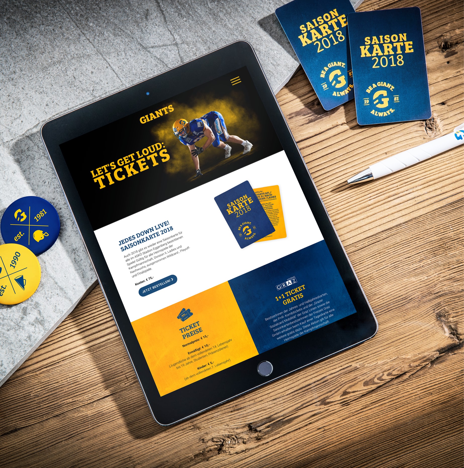 Tablet mit der Website und Visitenkarten, Buttons in gelb blau