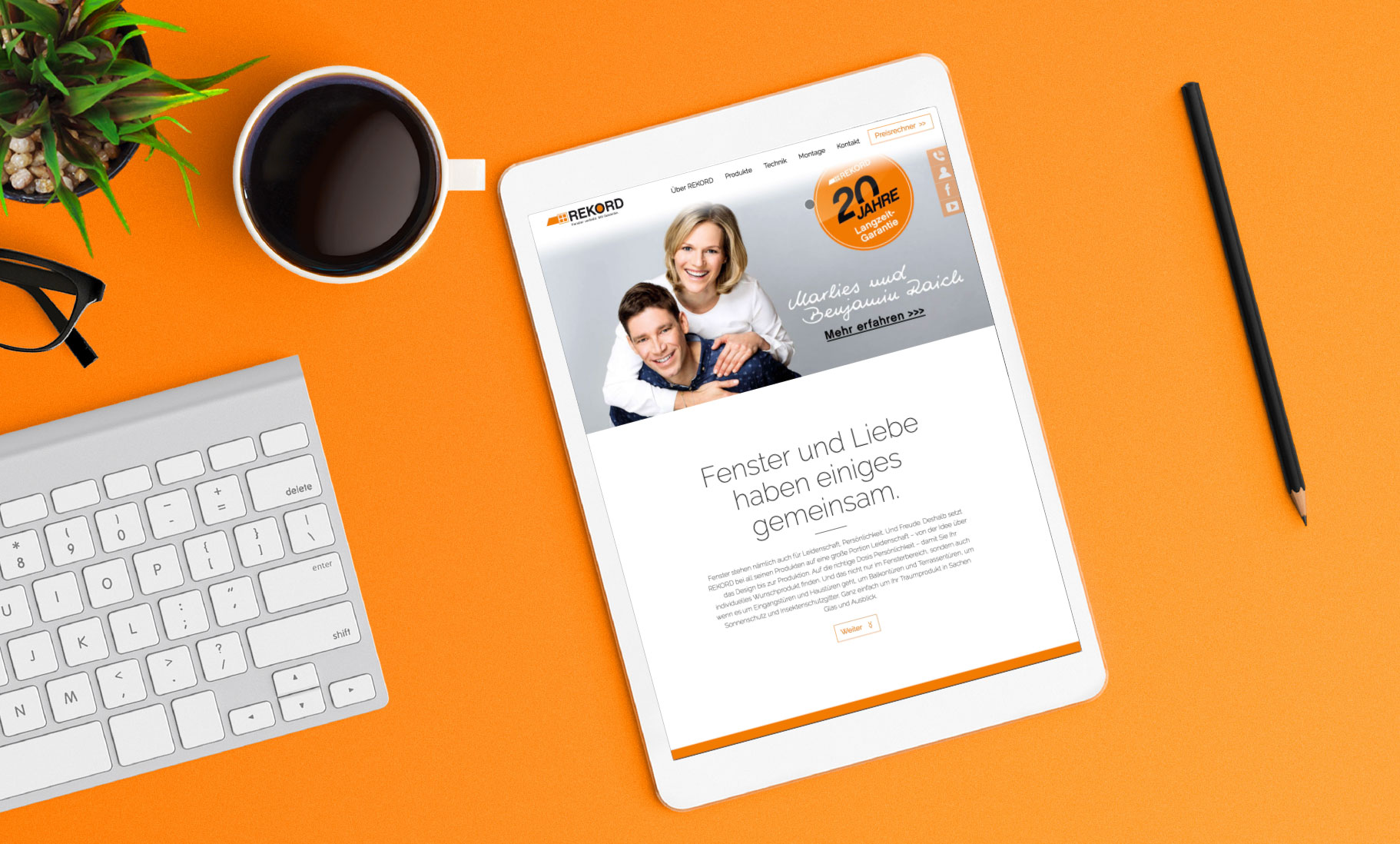 Tablet mit der Website, Farben weiß, schwarz, orange, Kaffe und Bleistift