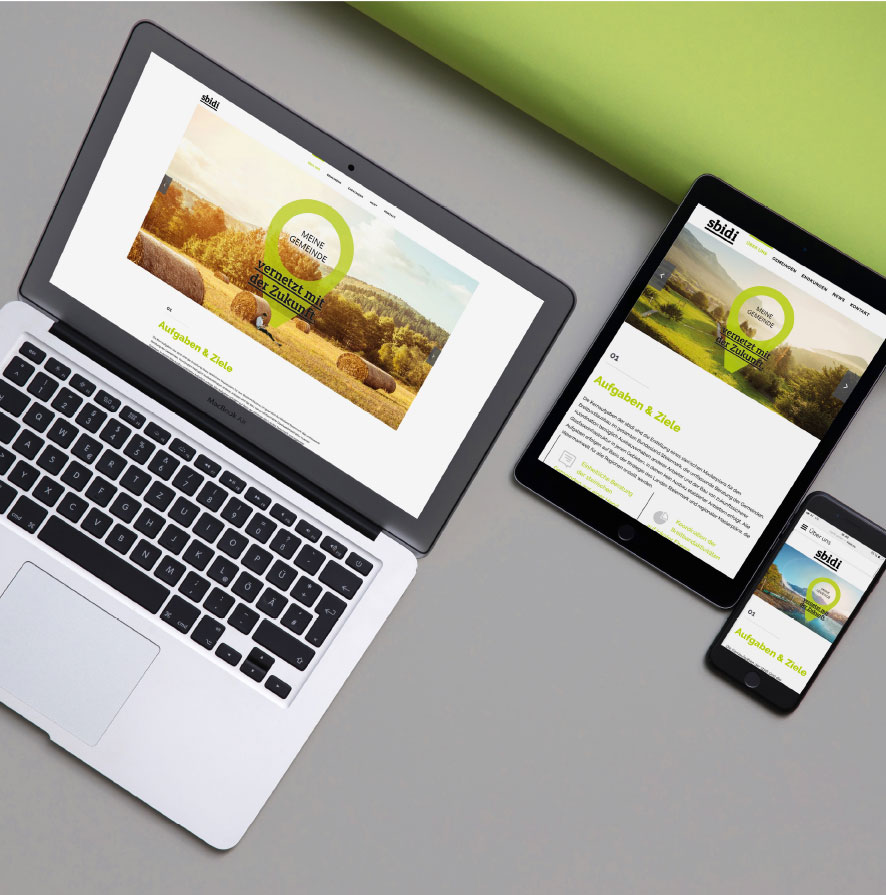 Laptop, Tablet, Handy mit der Website, Landschaftsbild