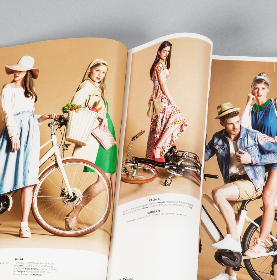 Männer und Frauen im sommerlichen Look auf Fahrräder