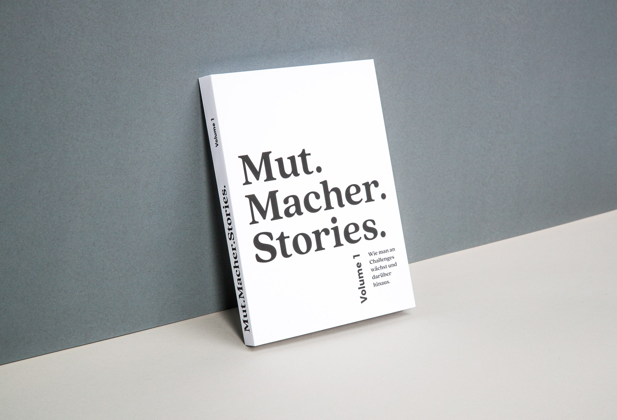 weißes Buch mit schwarzem Text: Mut. Macher. Stories.