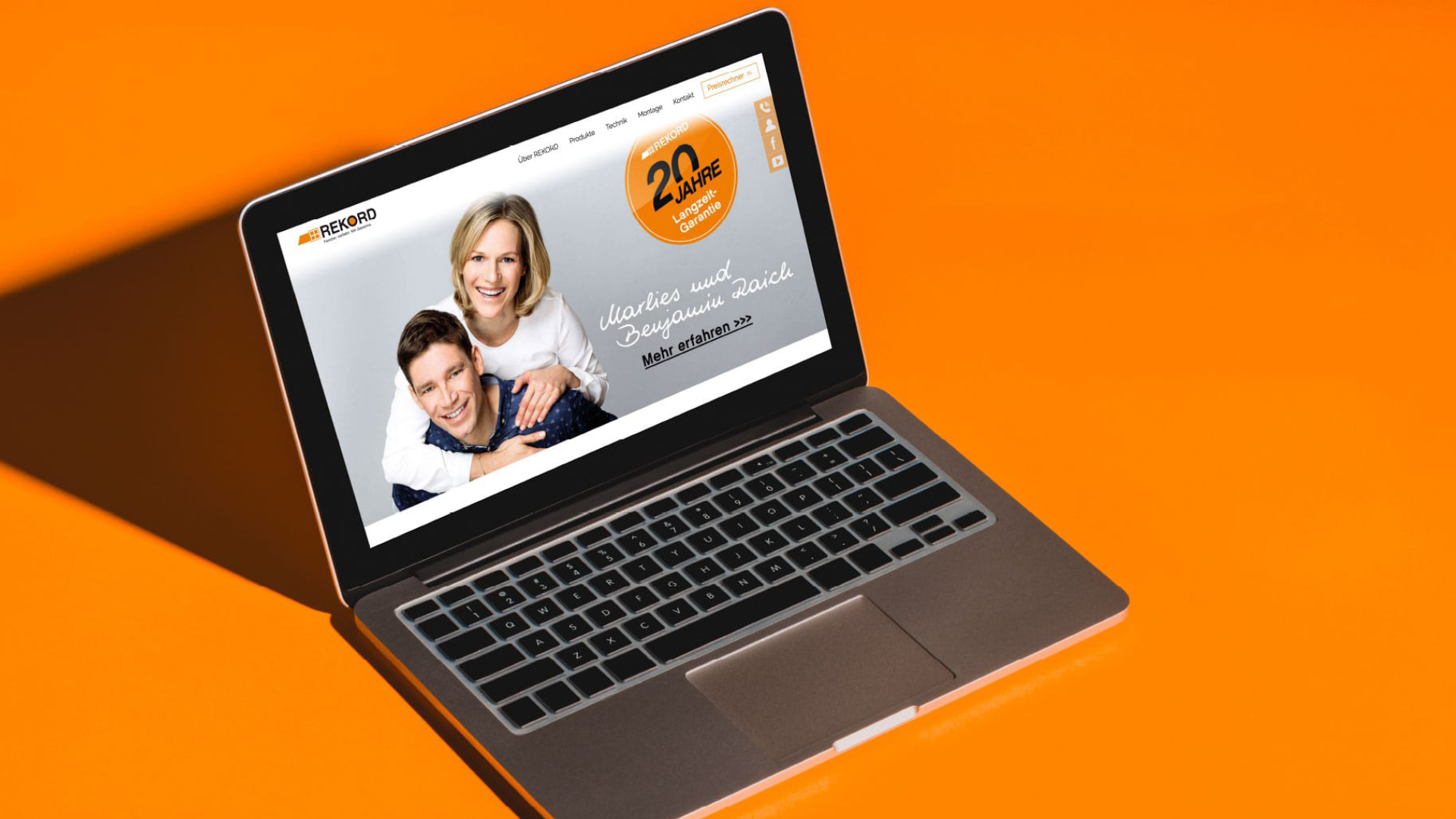 Laptop mit Website, Pärchen und Button, Hintergrund orange