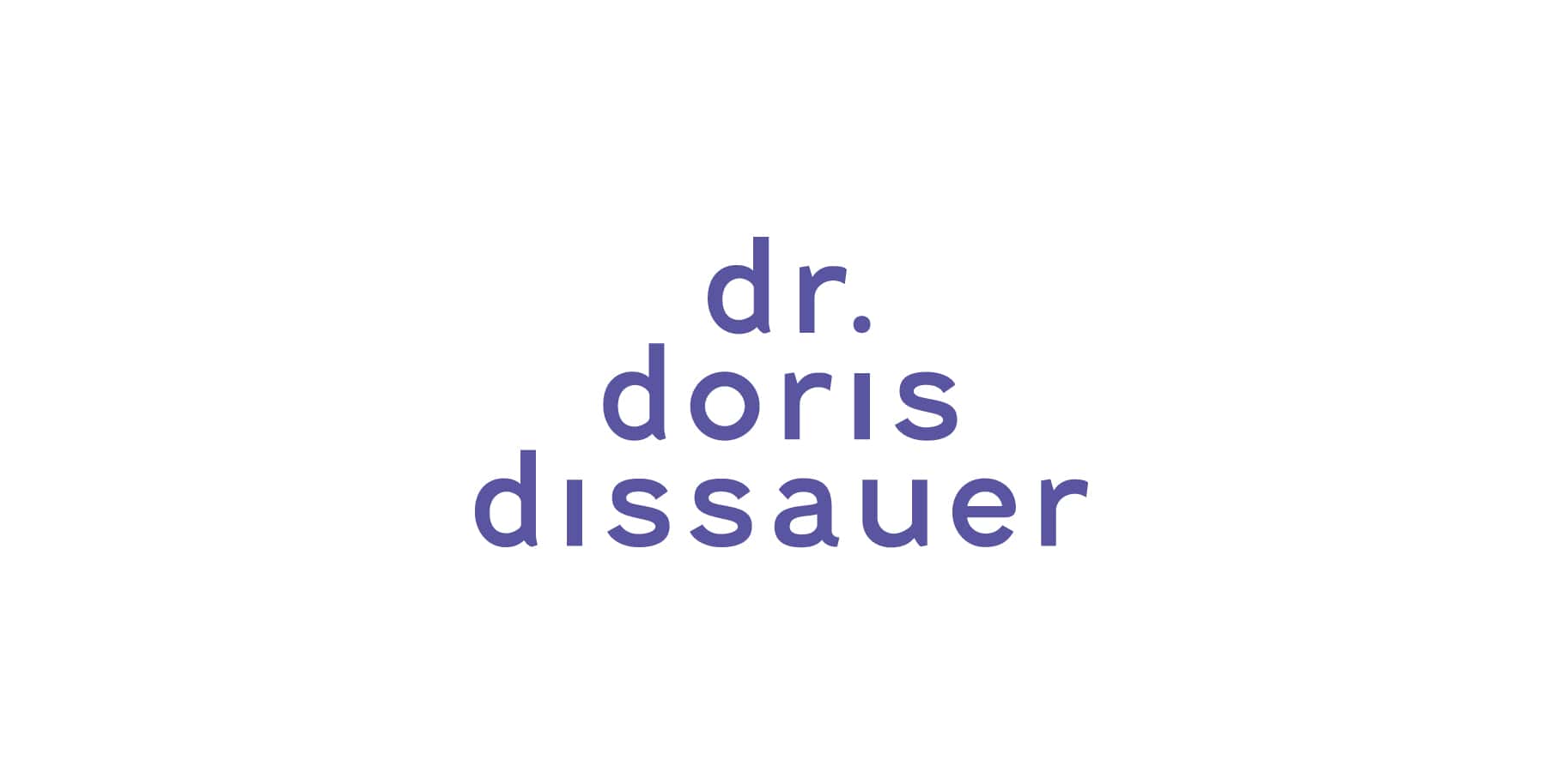 Dr. Doris Dissauer, violette Schrift auf weißem Hintergrund